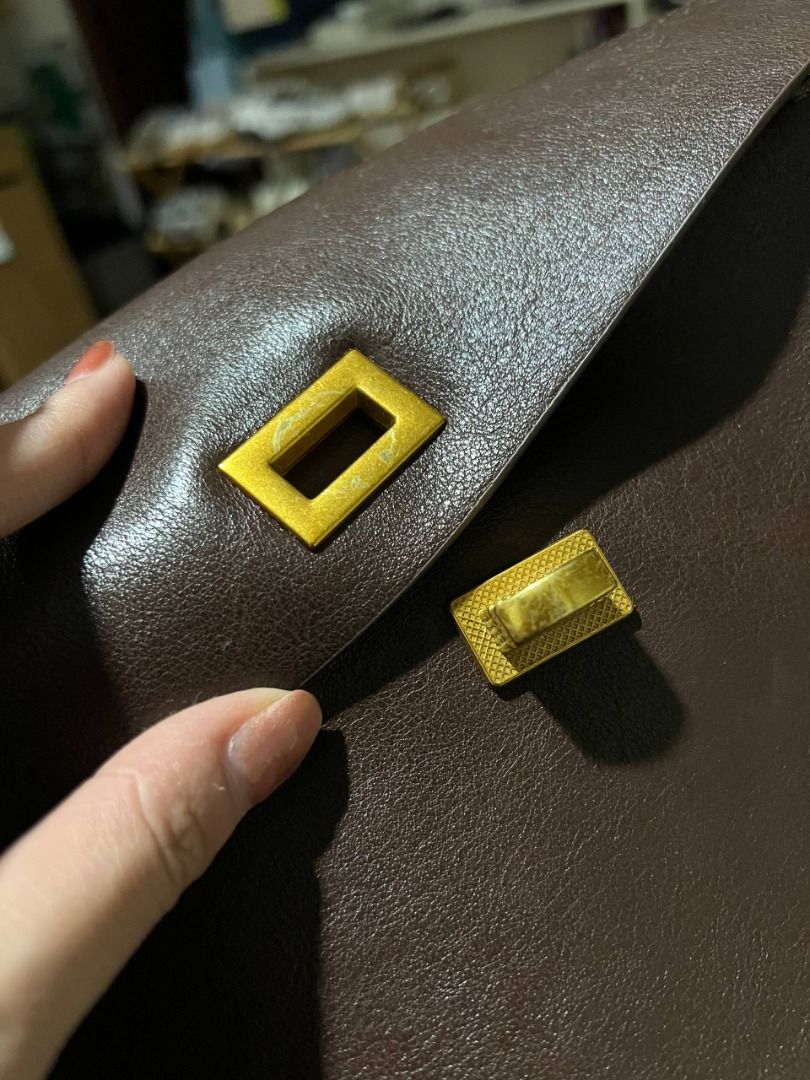 VOVIA Ciara Vintage Work Shoulder Bag (Category: Shoulder Bags) located in Manila. Submitted by ltfcarts (Listing ID 1467284247, Image 3). Description: Used only 3x with slight wear-and-tear on the clasp Product listing on website: https://voviabags.com/products/ciara-vintage Comes with the following: - Free baseball bag charm also from VOVIA - Free suede dust bag - Free gift discount card not yet used (still available) 💰 MOP: GCash or Bank Tran