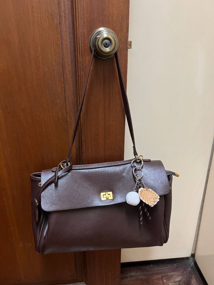 VOVIA Ciara Vintage Work Shoulder Bag (Category: Shoulder Bags) located in Manila. Submitted by ltfcarts (Listing ID 1467284247, Image 1). Description: Used only 3x with slight wear-and-tear on the clasp Product listing on website: https://voviabags.com/products/ciara-vintage Comes with the following: - Free baseball bag charm also from VOVIA - Free suede dust bag - Free gift discount card not yet used (still available) 💰 MOP: GCash or Bank Tran