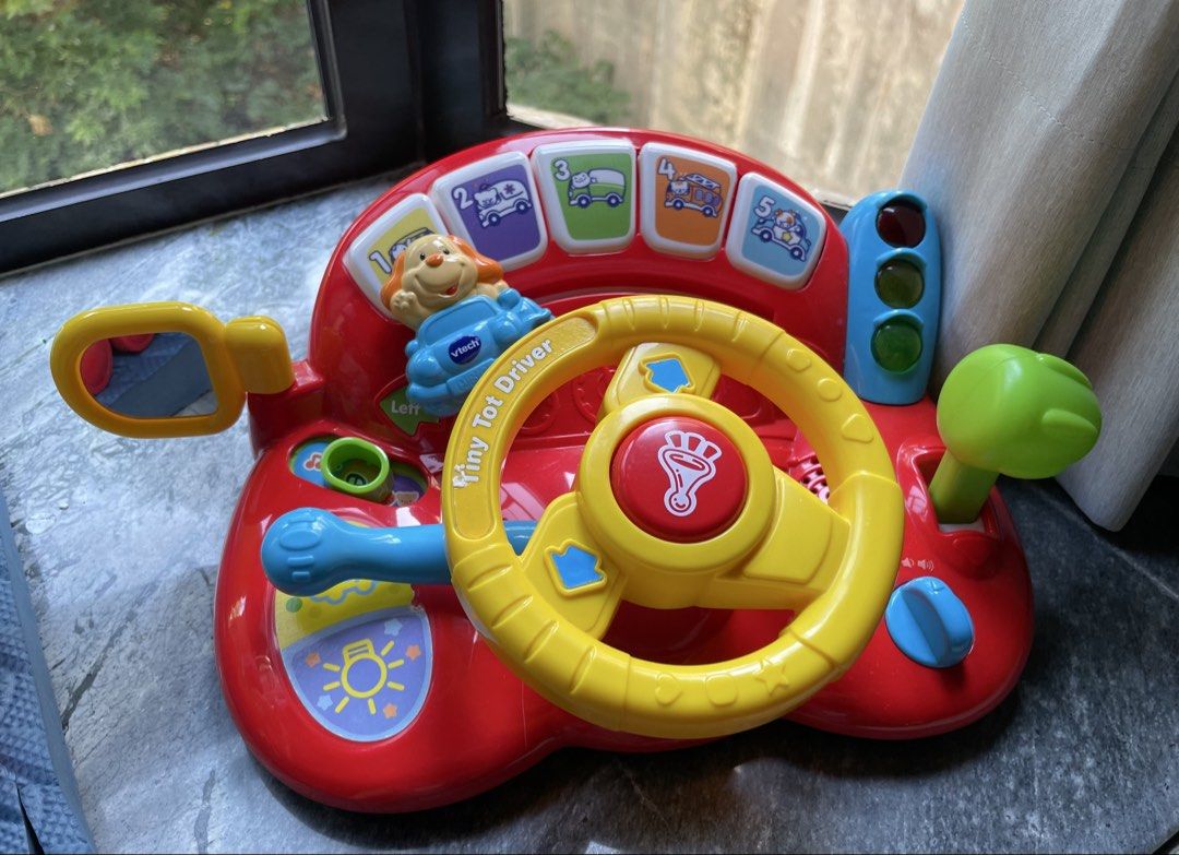 Vtech Tiny Tot Driver （分類：嬰兒玩具）位於 Hong Kong。 由 masterbubu 提交（商品編號 1467223900，圖片 3）。簡介： Features Lots of interactive buttons including a horn, traffic lights, ignition key and turning wheel 5 vehicle buttons introduce vehicles, animals, colours, numbers and music Non-breakable mirror for self-discovery Includes 10 melodies and 2 sing-along songs Battery: 2 x AA Cash/Payme/Alipay。