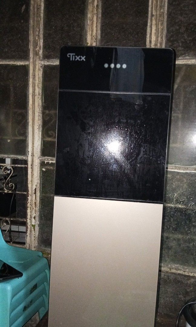 Water dispenser (Category: Other Home Appliances) located in Manila. Submitted by barutak_22 (Listing ID 1467309216, Image 1). Description: free gallon.