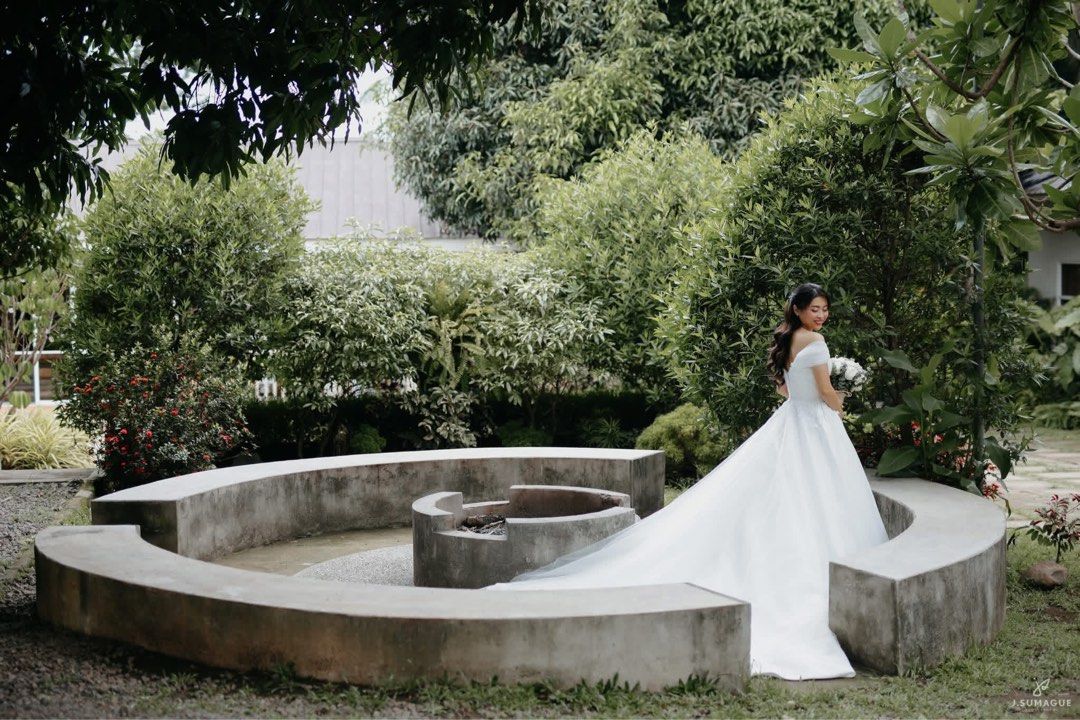 Wedding Gown with Detachable Sleeves (Category: Evening dresses & gowns) located in Tanauan. Submitted by au.annm (Listing ID 1467180460, Image 3). Description: - Neckline & Sleeves: Sweetheart neckline with draped off-shoulder sleeves - With detachable off-shoulder sleeves - Closure: Back zipper - Condition: Worn once during wedding, July 2026 - Freebies: Long and short veil, 2 pillows, petticoat Measurements: - Bust: 32in - Waist: 25.5in - Hips