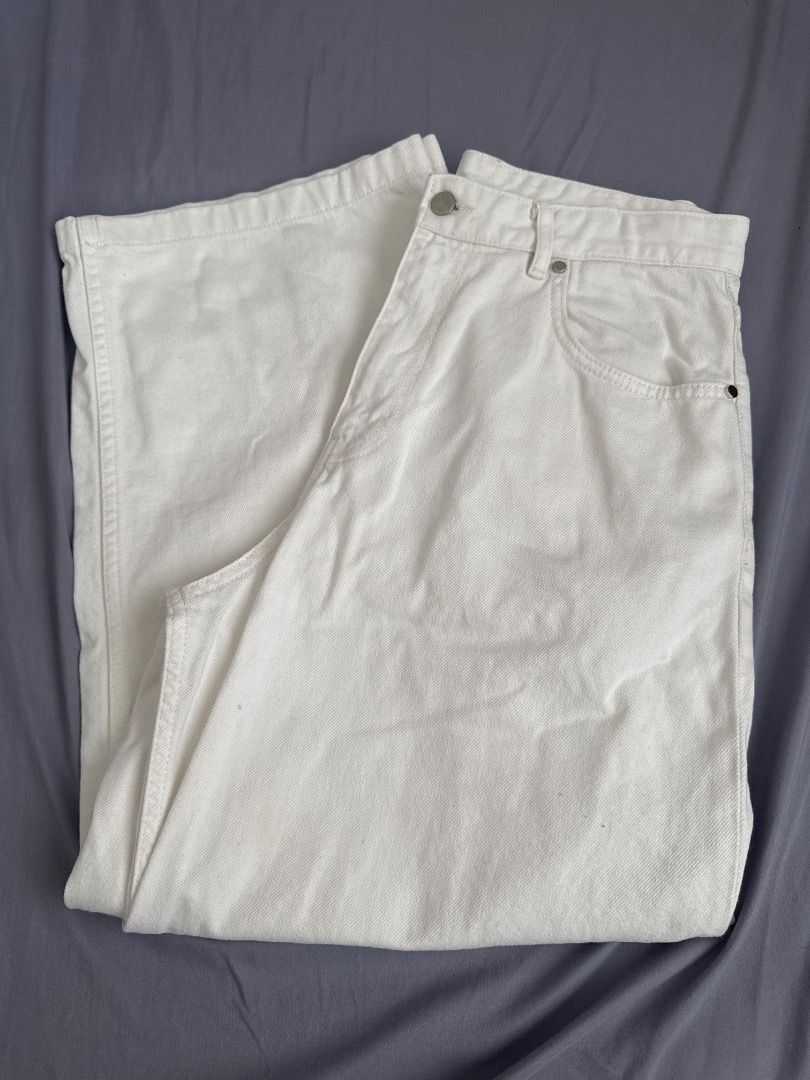 White denim pants wide leg jeans (Category: Jeans) located in Caloocan City. Submitted by quickriver.f0a144 (Listing ID 1467188267, Image 1). Description: - Style: White wide-leg denim pants with a flattering high-waist design - Closure: Secure front button and zipper - Details: Classic five-pocket styling with sturdy belt loops - Material: Premium, heavy-weight denim fabric in a clean solid color - Condition: Brand new / Excellent quality (Ready