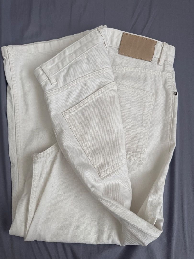 White denim pants wide leg jeans (Category: Jeans) located in Caloocan City. Submitted by quickriver.f0a144 (Listing ID 1467188267, Image 2). Description: - Style: White wide-leg denim pants with a flattering high-waist design - Closure: Secure front button and zipper - Details: Classic five-pocket styling with sturdy belt loops - Material: Premium, heavy-weight denim fabric in a clean solid color - Condition: Brand new / Excellent quality (Ready