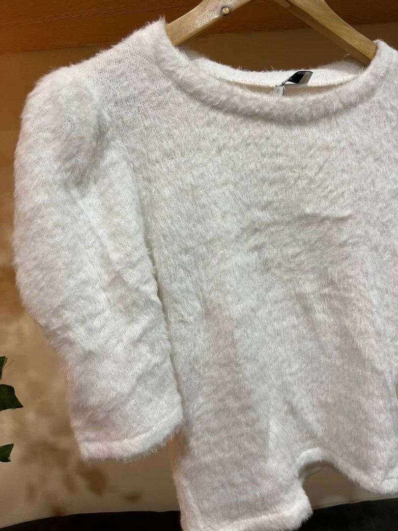 white fuzzy eyelash-knit top (Category: Others Tops) located in Quezon City. Submitted by michypeachyy1 (Listing ID 1467319816, Image 2). Description: 200 plus shipping medium size.