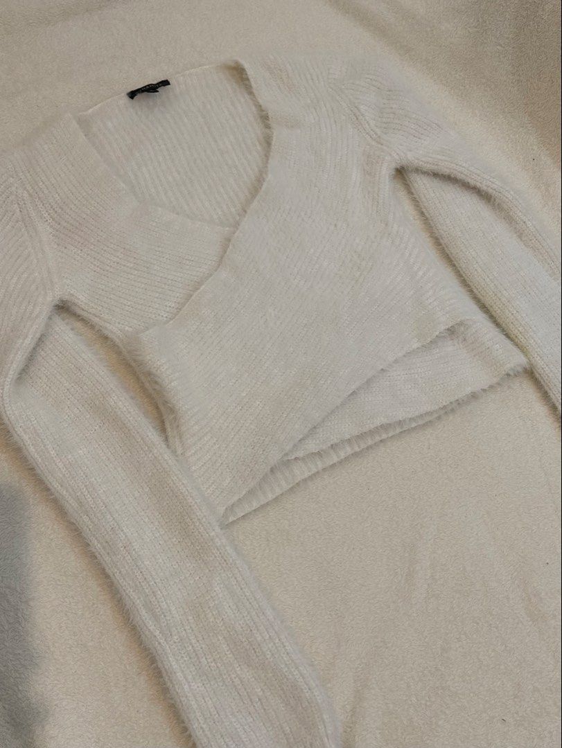 White Fuzzy Wrap Sweater (Category: Others Tops) located in Mandaue City. Submitted by meh.soh (Listing ID 1467269120, Image 3). Description: White Fuzzy Wrap Sweater Brand: Dynamite (from 🇨🇦) Size: M Very fluffy fabric Note: there is a minimal stain on the sleeves (visible in the photos provided) Mode of Payment: Gcash Delivery: Maxim (df shouldered by buyer) Location: Cubacub, Mandaue Cebu.