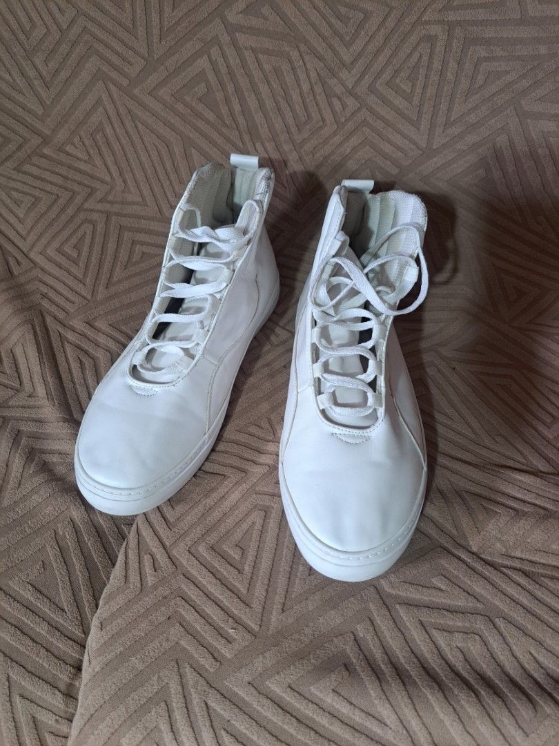 White High Top Sneakers Shoes (Category: Sneakers) located in Pasig City. Submitted by aecollection03 (Listing ID 1467171379, Image 3). Description: - Style: Plain white high-top sneakers - Closure: Lace-up with clean rubber soles - Comfort: Padded ankle collar for extra support - Versatility: Solid white goes with any casual outfit - Condition- worn twice.