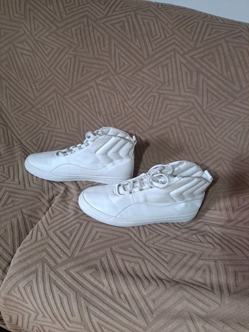 White High Top Sneakers Shoes (Category: Sneakers) located in Pasig City. Submitted by aecollection03 (Listing ID 1467171379, Image 2). Description: - Style: Plain white high-top sneakers - Closure: Lace-up with clean rubber soles - Comfort: Padded ankle collar for extra support - Versatility: Solid white goes with any casual outfit - Condition- worn twice.