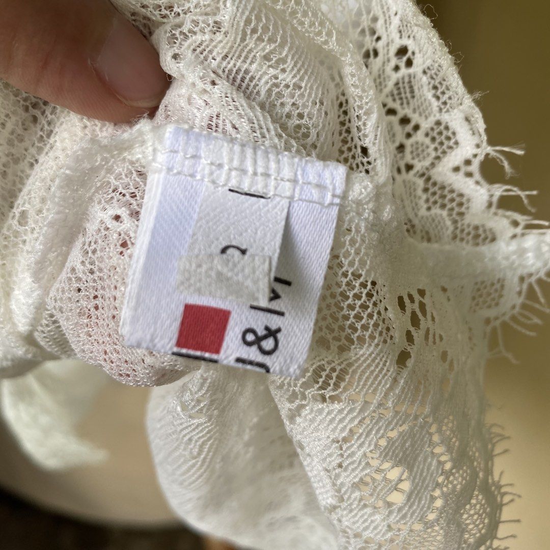 White padded lace top (Category: Sleeveless) located in Manila. Submitted by thriftfindsbyshei-2nd (Listing ID 1467289085, Image 2). Description: Small Flaw: some thread sa strap is natanggal.