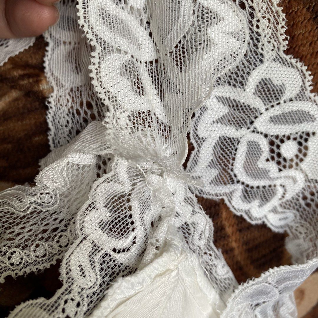 White padded lace top (Category: Sleeveless) located in Manila. Submitted by thriftfindsbyshei-2nd (Listing ID 1467289085, Image 3). Description: Small Flaw: some thread sa strap is natanggal.