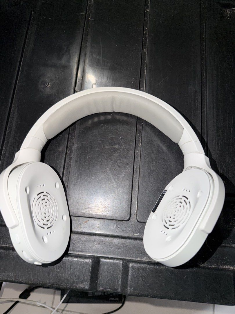 White Razer Wireless Gaming Headphones (Category: Headphones & Headsets) located in Quezon City. Submitted by khalilhadidi22 (Listing ID 1467258497, Image 2). Description: - Authentic white Razer wireless headset - Clean overall condition with solid white plastic frame - Features embossed branding on the headband - Standard volume wheel and control buttons located on the left earcup - Please note: ear cushions have been removed, exposing the inte