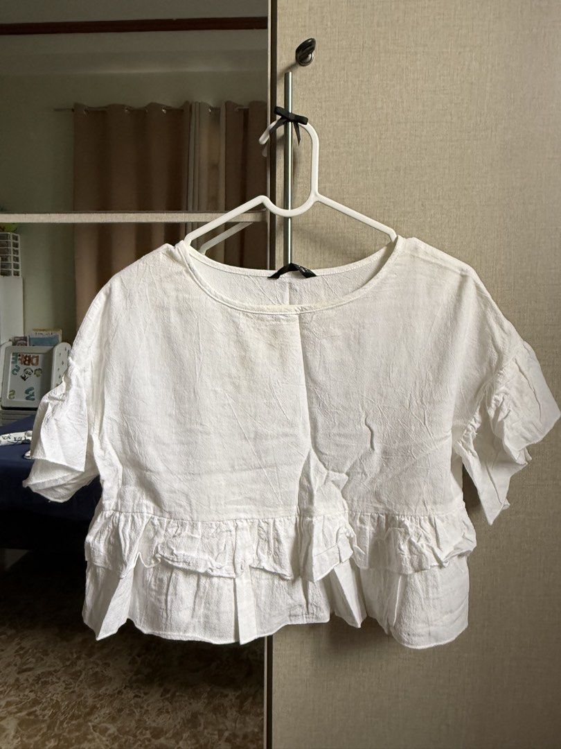 White Ruffle Crop Top Short Sleeve Blouse (Category: Blouses) located in Angeles City. Submitted by decluttering.kimmmyyy (Listing ID 1467226964, Image 1). Description: Shein White Peplum Blouse Size: Small Rfs: Decluttering.