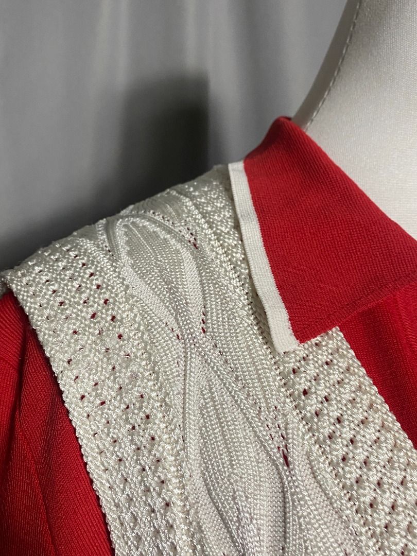 White textured knit sweater vest (Category: Coats, Jackets and Outerwear) located in Las Pinas. Submitted by ipickyou (Listing ID 1467341571, Image 3). Description: Unwashed Condition: 10/10 𝗠𝗲𝗮𝘀𝘂𝗿𝗲𝗺𝗲𝗻𝘁𝘀 𝘄𝗵𝗲𝗻 𝗹𝗮𝗶𝗱 𝗳𝗹𝗮𝘁: -Armpit to armpit: 17 1/2” -Length: 24” .