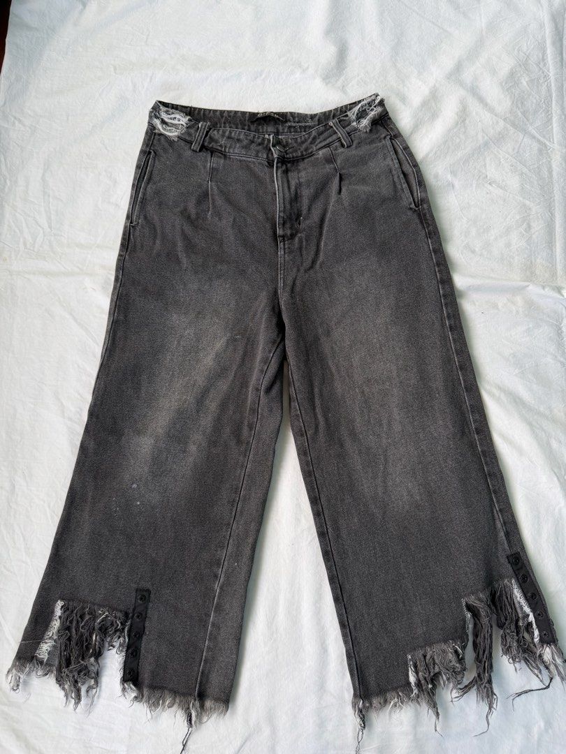 Wide leg jeans (Category: Jeans) located in Tarlac. Submitted by el401_ (Listing ID 1467171756, Image 2). Description: Size 30 Length 33.
