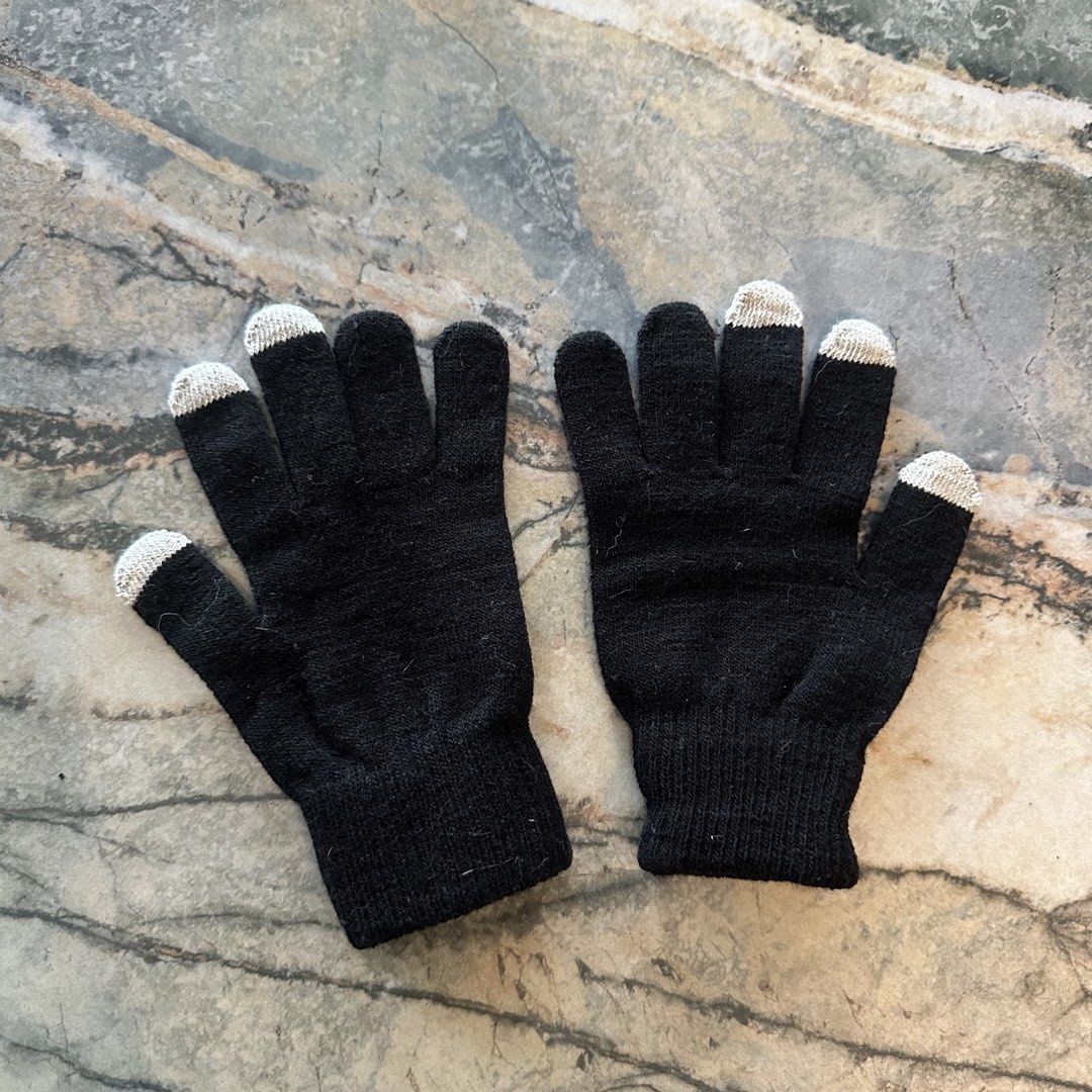 Winter gloves (touchscreen sensitive) (Category: Other Accessories) located in Pasig City. Submitted by ynahperez (Listing ID 1467303031, Image 1). Description: .
