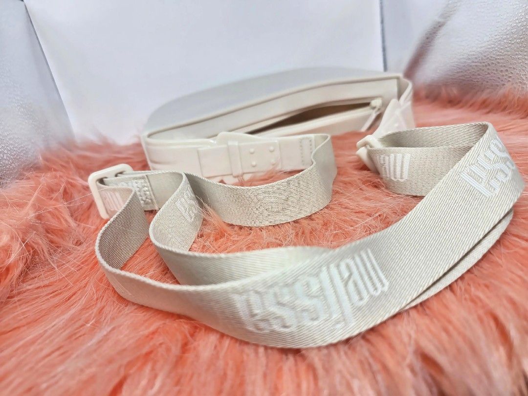 WOMENS BAG (Category: Cross-body Bags) located in Quezon City. Submitted by eshoppersmart (Listing ID 1467251276, Image 3). Description: Melissa Mini Vibe Bag.