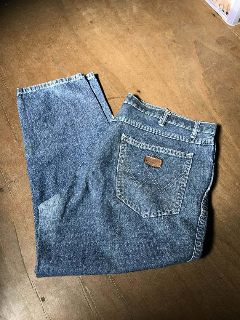 Wrangler (Category: Jeans) located in Manila. Submitted by thriftnicarl.3 (Listing ID 1467324978, Image 3). Description: waist - 38 length - 35.6 thigh - 13 leg opening - 7.4 price - 399 Freeship via jnt.