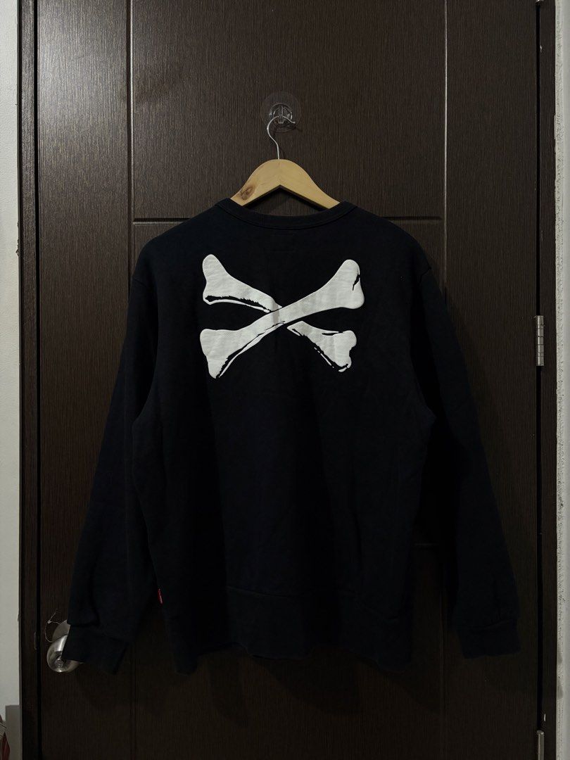 WTAPS 16AW SNEAK COLLECTION CROSS BONE SWEATER (Category: Coats, Jackets and Outerwear) located in Naga. Submitted by sislovesme (Listing ID 1467298746, Image 2). Description: •9.5/10 CONDITION •NO FLAWS •SIZE SMALL ON TAG •WIDTH 23 INCHES •LENGHT 27 INCHES.