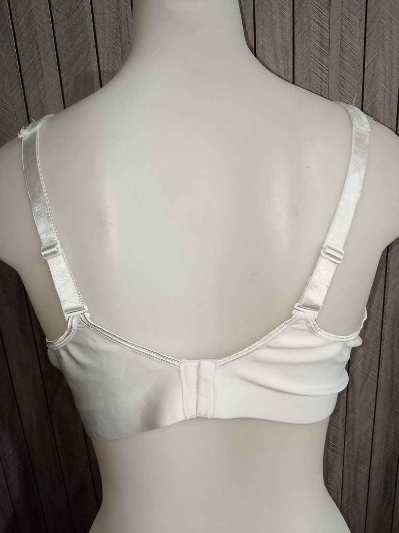XL HANES WHITE NONWIRE PADDED BRA (Category: Undergarments & Loungewear) located in Manila. Submitted by truecrystal-1407 (Listing ID 1467187751, Image 3). Description: .