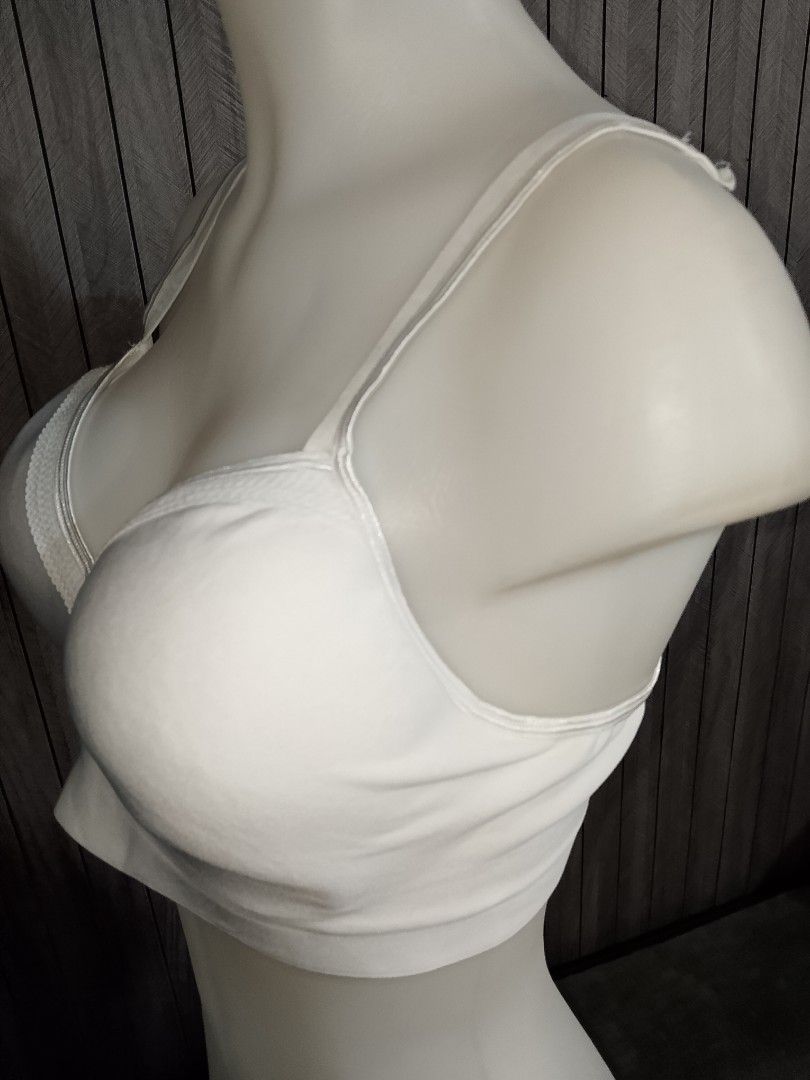 XL HANES WHITE NONWIRE PADDED BRA (Category: Undergarments & Loungewear) located in Manila. Submitted by truecrystal-1407 (Listing ID 1467187751, Image 2). Description: .