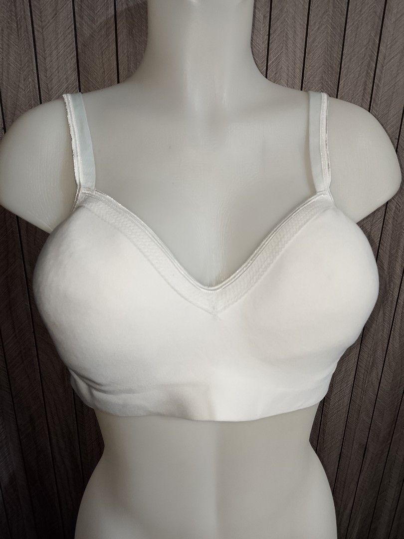 XL HANES WHITE NONWIRE PADDED BRA (Category: Undergarments & Loungewear) located in Manila. Submitted by truecrystal-1407 (Listing ID 1467187751, Image 1). Description: .