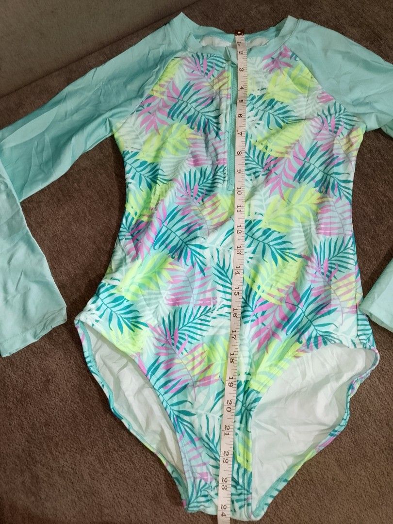 XXS TROPICAL RASH GUARD 🐠 (Category: Rash guard) located in Manila. Submitted by truecrystal-1407 (Listing ID 1467205286, Image 3). Description: no pads pls check photos for measurement.