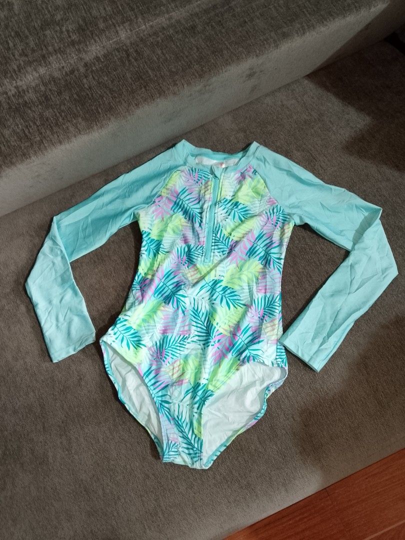 XXS TROPICAL RASH GUARD 🐠 (Category: Rash guard) located in Manila. Submitted by truecrystal-1407 (Listing ID 1467205286, Image 1). Description: no pads pls check photos for measurement.