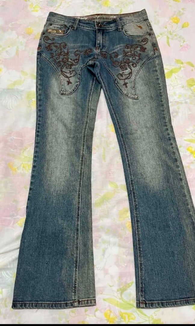 Y2k bedazzled flared jean pants (Category: Jeans) located in Bulacan. Submitted by chi.cheezi.choko (Listing ID 1467232196, Image 2). Description: preloved!!! cross posted W25-29 in H29-31in L105 cm Rise 23 cm front 28 cm back Fixed price buyer will shoulder sf.