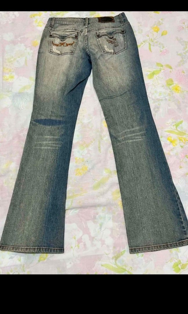 Y2k bedazzled flared jean pants (Category: Jeans) located in Bulacan. Submitted by chi.cheezi.choko (Listing ID 1467232196, Image 3). Description: preloved!!! cross posted W25-29 in H29-31in L105 cm Rise 23 cm front 28 cm back Fixed price buyer will shoulder sf.