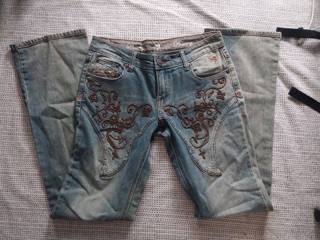 Y2k bedazzled flared jean pants (Category: Jeans) located in Bulacan. Submitted by chi.cheezi.choko (Listing ID 1467232196, Image 1). Description: preloved!!! cross posted W25-29 in H29-31in L105 cm Rise 23 cm front 28 cm back Fixed price buyer will shoulder sf.