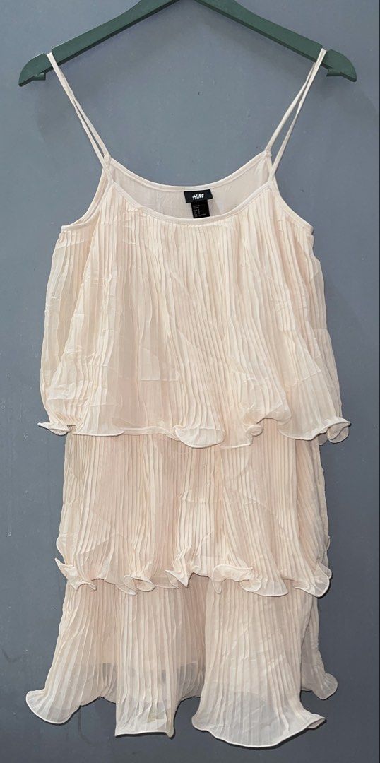 Y2K H&M Three Sisters Dress (Category: Dresses) located in Dipolog. Submitted by throsetbycheemarie (Listing ID 1467201613, Image 1). Description: Fits Medium to Semilarge.