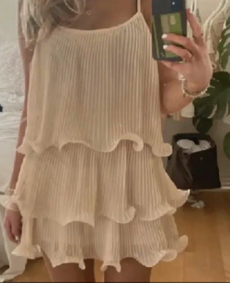 Y2K H&M Three Sisters Dress (Category: Dresses) located in Dipolog. Submitted by throsetbycheemarie (Listing ID 1467201613, Image 2). Description: Fits Medium to Semilarge.
