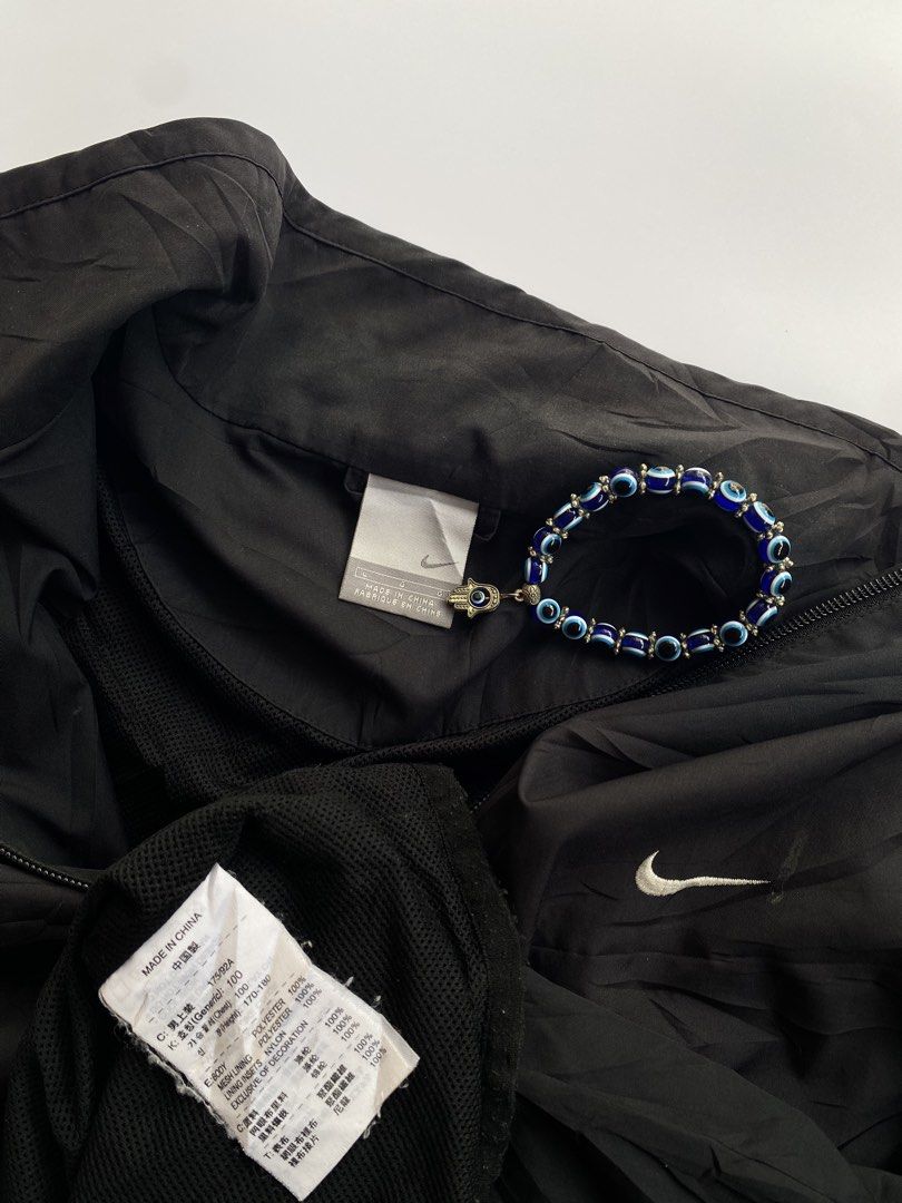 Y2k nike windbreaker (Category: Coats, Jackets and Outerwear) located in Kalibo. Submitted by kurt_ismael (Listing ID 1467272219, Image 2). Description: Y2k nike windbreaker Width: 24 Length: 30 Excellent condition Need wash only.