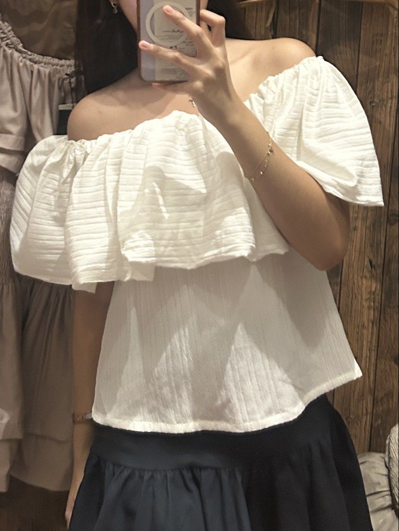 yong studio white off shoulder top (Category: Blouses) located in Antipolo. Submitted by giaciers (Listing ID 1467308584, Image 1). Description: from warehouse sale! sample, not official release so expect possible flaws :).