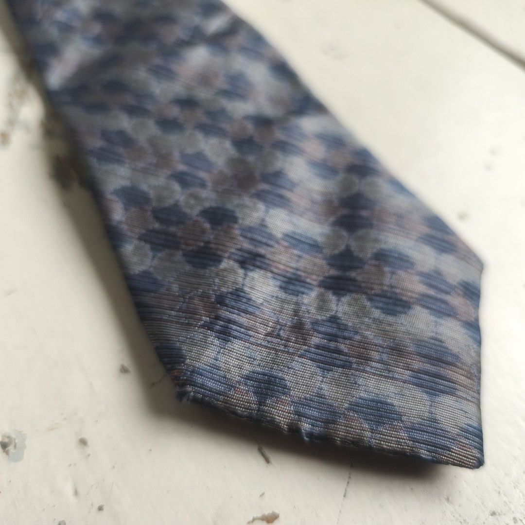 Yves Saint Laurent necktie (Category: Luxury Accessories) located in Tayabas. Submitted by cat.b0i (Listing ID 1467253072, Image 2). Description: right edge of necktie has minor distresses.