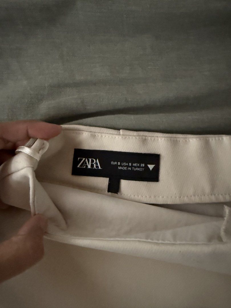 ZARA — Beige Skort (Category: Skirts) located in Manila. Submitted by tricia_lara (Listing ID 1467189239, Image 2). Description: Not really a fan of wearing white/beige bottoms so I’m letting this go 🥹 Only wore this twice! Really love how mini it is 🫶🏻 For reference waistline of 28 & hips 37 :) Shipping via grab/lalamove only 📍 Taft Manila.