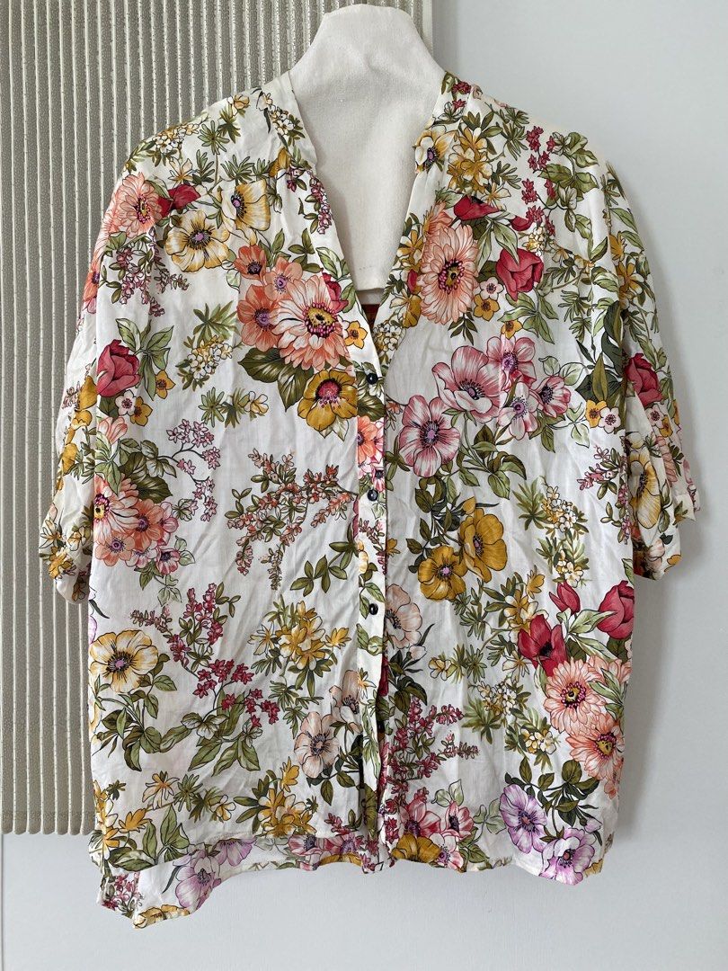 Zara Basic （分類：襯衫）位於 Hong Kong。 由 ping6578 提交（商品編號 1467180214，圖片 1）。簡介： 細節請看圖片。