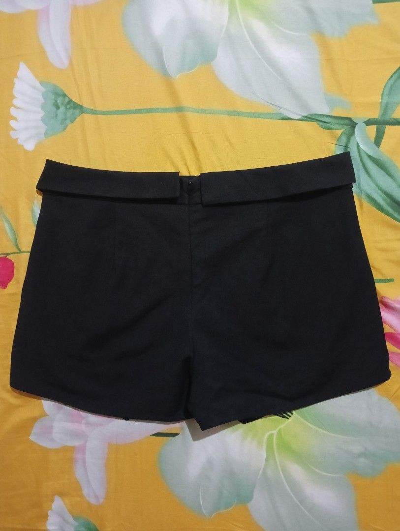 Zara Basic Black Roll-Up Shorts (Category: Shorts) located in Lingayen. Submitted by mixxvarietycollections (Listing ID 1467312429, Image 2). Description: - Brand: Zara Basic - Color: Solid Black - Size: EUR M / USA M / MEX 28 - Size in tape measure: 33 - Rise: Mid-rise waist - Details: Rolled cuffs at the hem, clean finish inside and out - Closure: Standard zip and button closure at the back - Origin: Made in Morocco - Condition: Excellent, vers
