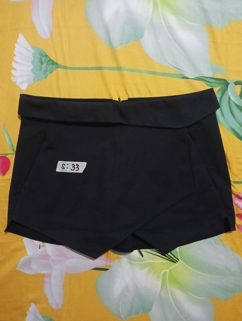 Zara Basic Black Roll-Up Shorts (Category: Shorts) located in Lingayen. Submitted by mixxvarietycollections (Listing ID 1467312429, Image 1). Description: - Brand: Zara Basic - Color: Solid Black - Size: EUR M / USA M / MEX 28 - Size in tape measure: 33 - Rise: Mid-rise waist - Details: Rolled cuffs at the hem, clean finish inside and out - Closure: Standard zip and button closure at the back - Origin: Made in Morocco - Condition: Excellent, vers