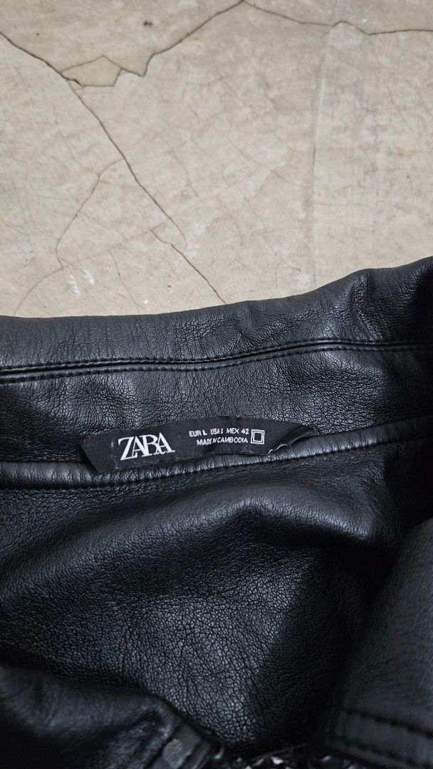 Zara Black Leather Jacket (Category: Coats, Jackets and Outerwear) located in Alfonso. Submitted by jbcamet (Listing ID 1467310836, Image 2). Description: - Brand: Zara - Color: Black - Size: L (True to size) - Material: Quality leather construction with inner lining - Features: Full zip front, classic collar, two side welt pockets, elastic cuffs and hem.