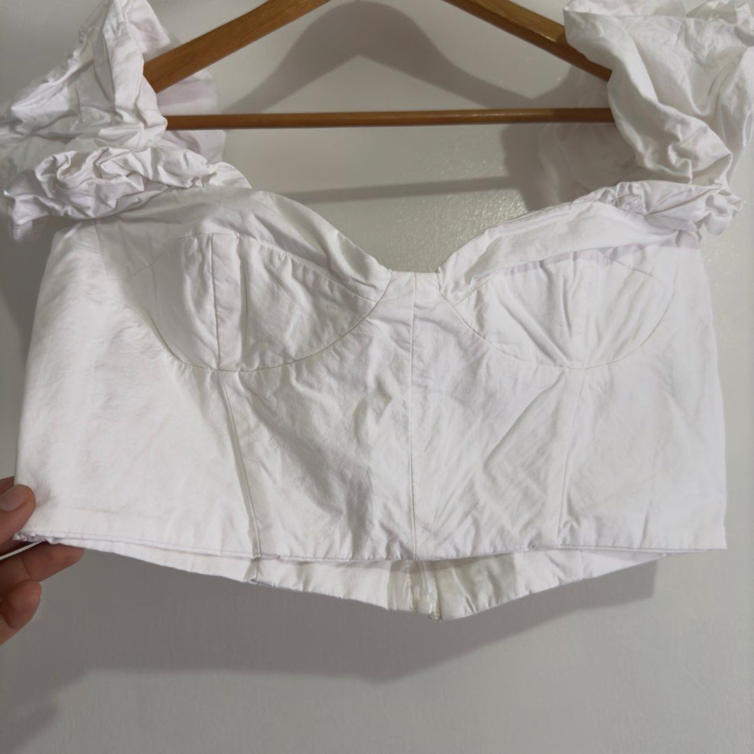 Zara corset puffsleeves (Category: Blouses) located in Manila. Submitted by apparella.ph (Listing ID 1467256672, Image 2). Description: Removed tag but never worn Dosent fit me Bust:38 ☑️Everything is my Own preloved / BNWT/BNWOT ☑️ not thrifted/Ukay ☑️ malukot sa picture kasi na stock sa cabinet (tinatamad mag plantsa ✌️ ) ☑️Personal items ( usually bought in US/UK/JPN ) every year po ako nag aabroad so expect i don’t sell fake items and mejo pr