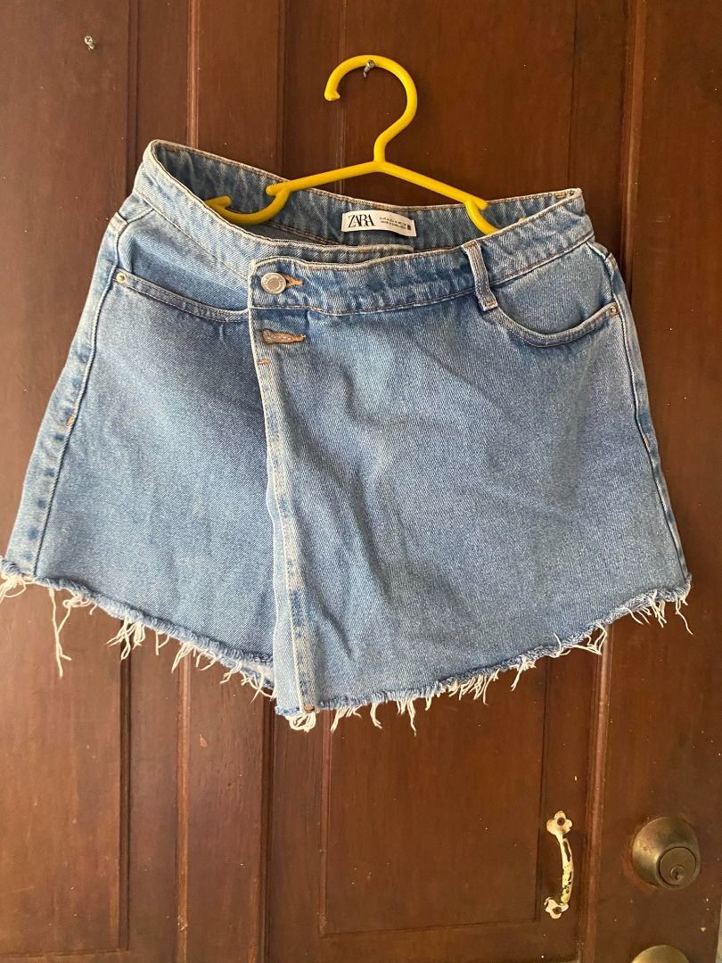 ZARA Denim Skort (Category: Skirts) located in Muntinlupa City. Submitted by aubreyraven (Listing ID 1467225461, Image 1). Description: Used twice.