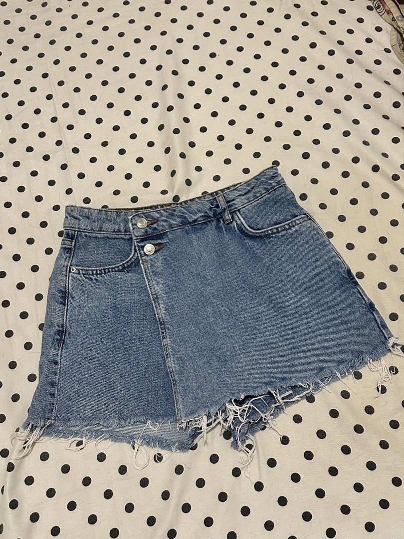 Zara Denim Skort Shorts (Category: Shorts) located in San Pedro. Submitted by sweetcosmics (Listing ID 1467335600, Image 1). Description: - Brand: Zara - Style: Denim skort with double-button waist - Size: S - Details: Raw frayed hem, two back pockets, standard belt loops - Condition: Well used but no major damage. Still in nice condition. RFS: doesnt fit me anymore.