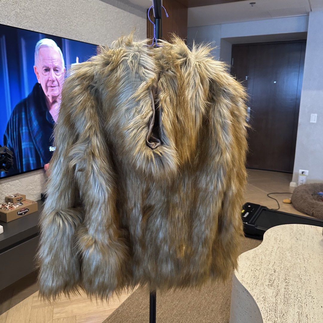 Zara faux fur coat (Category: Coats, Jackets and Outerwear) located in Pasig City. Submitted by ynahperez (Listing ID 1467310319, Image 3). Description: .