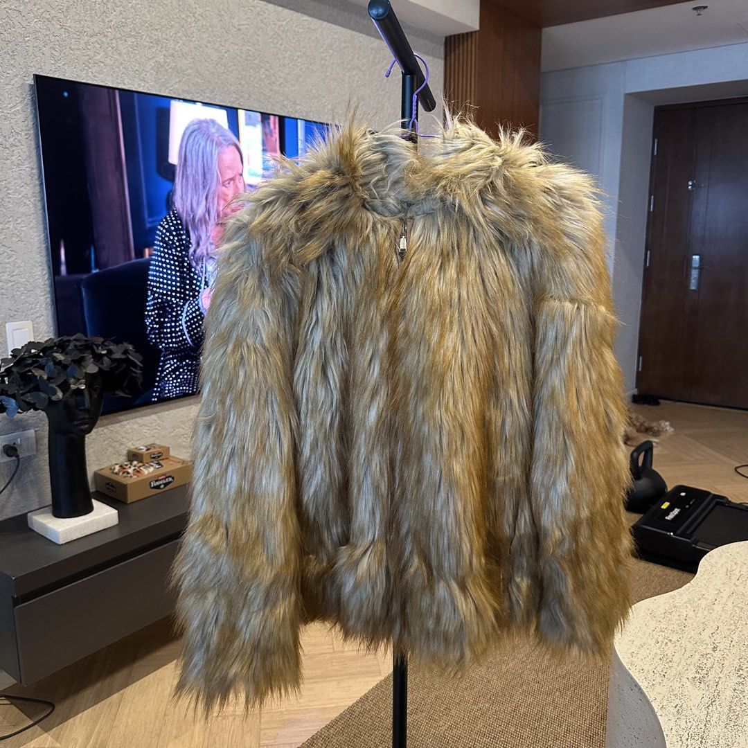 Zara faux fur coat (Category: Coats, Jackets and Outerwear) located in Pasig City. Submitted by ynahperez (Listing ID 1467310319, Image 1). Description: .