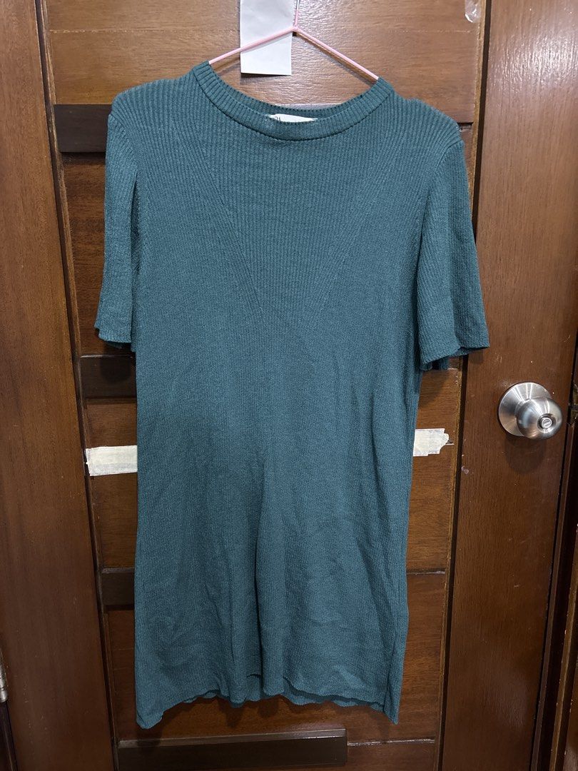 Zara Green Ribbed Knit Top Size L (Category: Sleeveless) located in Mandaluyong City. Submitted by clothescarousel (Listing ID 1467240210, Image 1). Description: - Brand: Zara - Style: Ribbed knit top with subtle chevron pattern on chest - Color: Dark Green - Size: Large (L) - Details: Short sleeves, crew neckline, soft stretch fabric - Origin: Made in Turkey - Condition: Good overall.