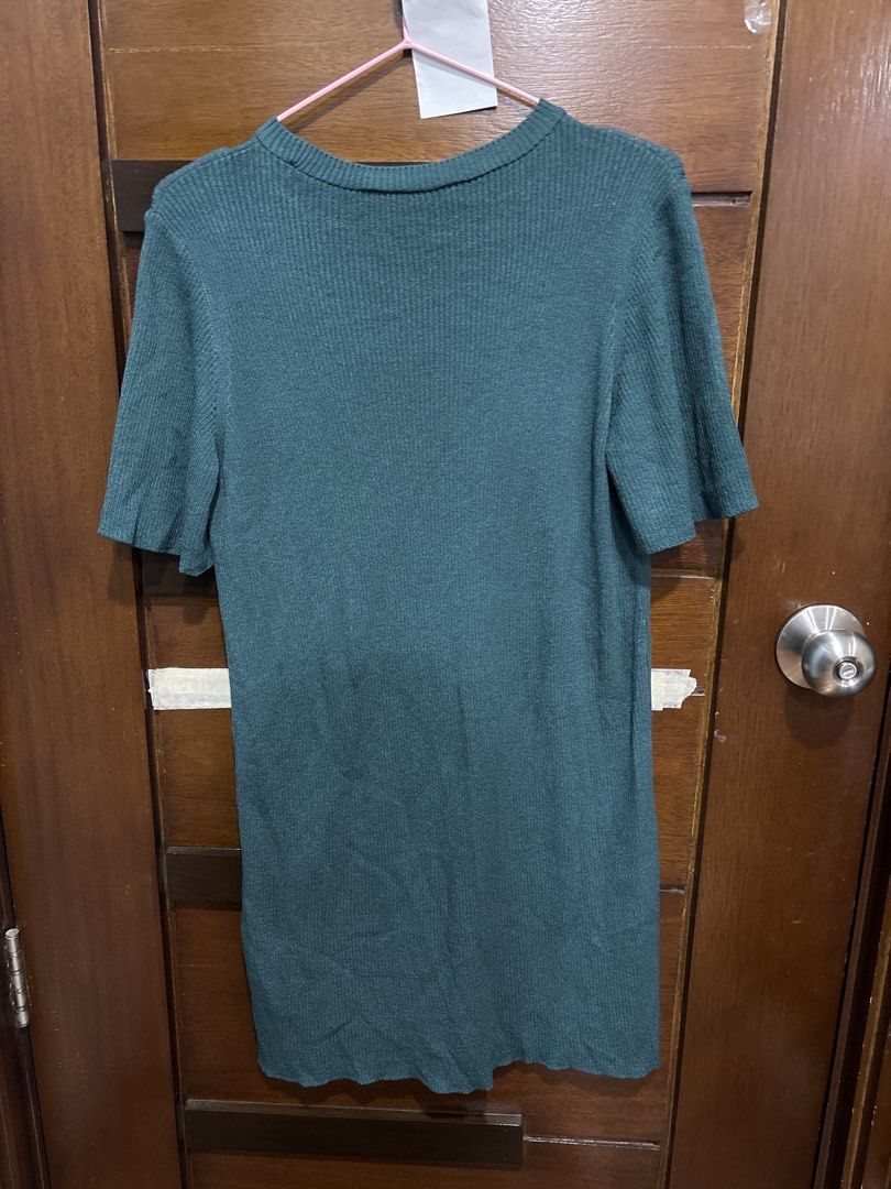 Zara Green Ribbed Knit Top Size L (Category: Sleeveless) located in Mandaluyong City. Submitted by clothescarousel (Listing ID 1467240210, Image 3). Description: - Brand: Zara - Style: Ribbed knit top with subtle chevron pattern on chest - Color: Dark Green - Size: Large (L) - Details: Short sleeves, crew neckline, soft stretch fabric - Origin: Made in Turkey - Condition: Good overall.