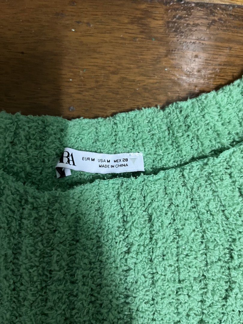 Zara Green Textured Knit Sweater Size M (Category: Longsleeves) located in Mandaluyong City. Submitted by dadsmiddlechild (Listing ID 1467353385, Image 2). Description: - Brand: Zara - Size: EUR M / USA M - Color: Green - Material/Feel: Soft, cozy, and textured fabric - Design: Crew neckline, long sleeves, relaxed fit - Origin: Made in China - Condition/Use: Great everyday piece to stay warm.