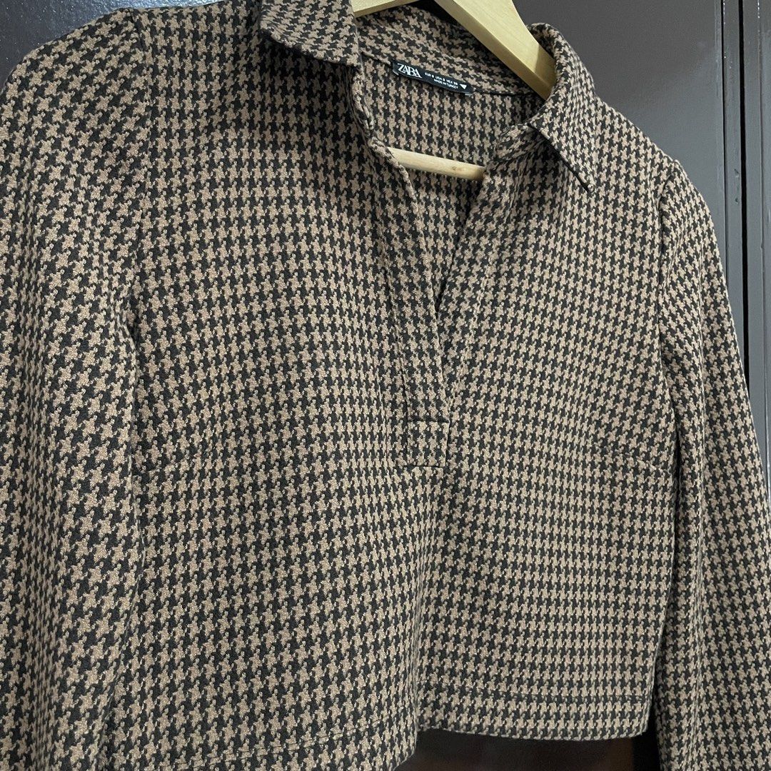 Zara Houndstooth Cropped Collared Top (Category: Blouses) located in Pasay City. Submitted by lovedbyzea (Listing ID 1467335800, Image 3). Description: - Brand: Zara - Size: S - Print: Brown and black houndstooth - Design: Collared neckline with V-cut front, long sleeves, cropped length, and fitted style - Origin: Made in Turkey - Condition: Excellent / Ready to wear.