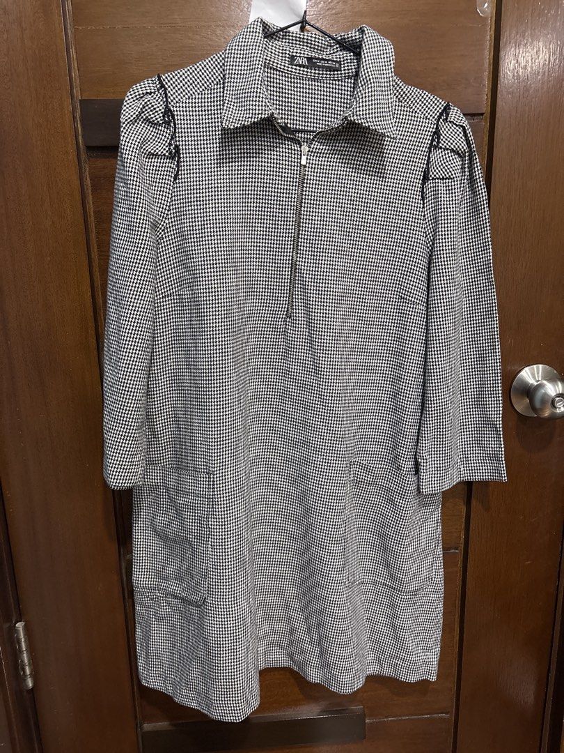 Zara Houndstooth Zip Neck Dress Size M (Category: Dresses) located in Mandaluyong City. Submitted by clothescarousel (Listing ID 1467239612, Image 1). Description: - Brand: Zara - Size: M (Made in Morocco) - Color/Pattern: Classic black and white houndstooth - Features: Half-zip front collar, long sleeves, two front pockets - Condition: Excellent, no flaws found - Style: Versatile for work or casual wear.