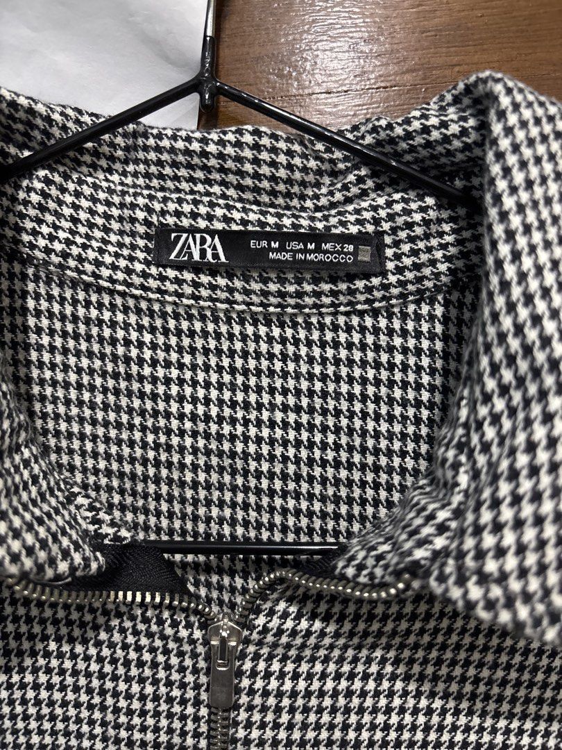 Zara Houndstooth Zip Neck Dress Size M (Category: Dresses) located in Mandaluyong City. Submitted by clothescarousel (Listing ID 1467239612, Image 2). Description: - Brand: Zara - Size: M (Made in Morocco) - Color/Pattern: Classic black and white houndstooth - Features: Half-zip front collar, long sleeves, two front pockets - Condition: Excellent, no flaws found - Style: Versatile for work or casual wear.